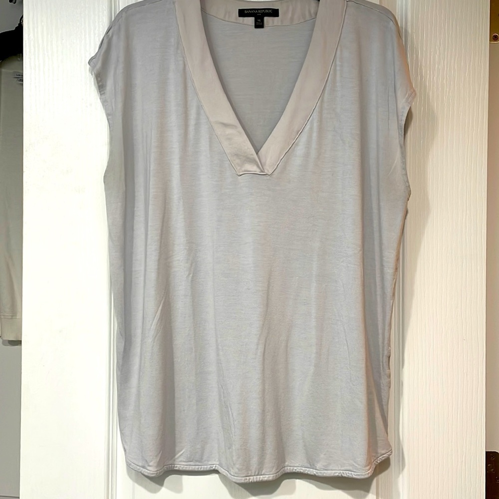 Banana Republic Gray V-neck Short Sleeve Tee, size XL